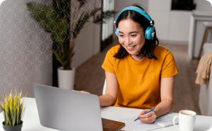 Participante realizando treinamento online