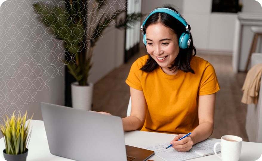 Participante realizando treinamento online